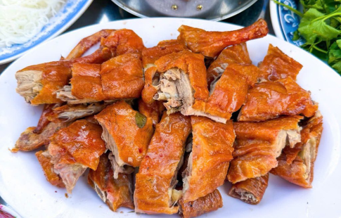 Vịt Quay Tì Bà Phúc Lợi Âu Cơ: Bí Quyết Da Giòn Rụm, Thịt Mềm Mọng Nức Lòng Thực Khách