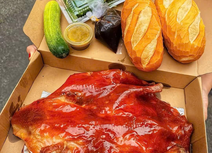 Vịt quay da giòn nửa con